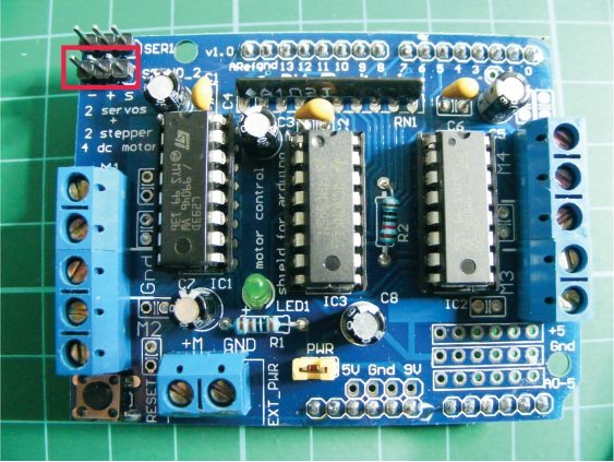 Connect the servomotor to the shield